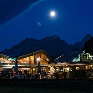 https://hotel-le-loup-blanc.fr-provencehotel.com